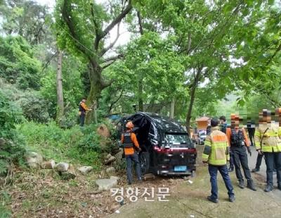 수입 전기차, 나무와 충돌…안전띠 미착용 2명 사망· 착용 2명 경상